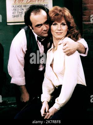 Danny Devito & Marilu Henner Fernsehen: Taxi (TV-Serie) Charaktere: Louie De Palma, Elaine O'Connor-Nardo USA 1963-1964, 12. September 1978 **WARNUNG** Dieses Foto ist nur für redaktionelle Zwecke bestimmt und unterliegt dem Copyright von PARAMOUNT TELEVISION und/oder des Fotografen, der von der Film- oder Produktionsfirma beauftragt wurde, und kann nur von Publikationen im Zusammenhang mit der Bewerbung des oben genannten Films reproduziert werden. Eine obligatorische Gutschrift an PARAMOUNT TELEVISION ist erforderlich. Der Fotograf sollte auch bei Bekanntwerden des Fotos gutgeschrieben werden. Ohne schriftliche Genehmigung der Film Company kann keine kommerzielle Nutzung gewährt werden. Stockfoto