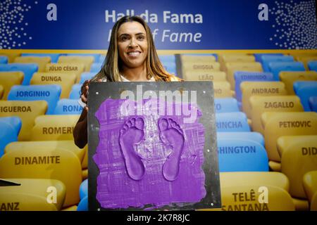 Marta Fußballspieler-Porträt im Hintergrund des Maracanã Stadions. Marta Vieira da Silva Frau vor der brasilianischen Fußballnationalmannschaft, Stockfoto