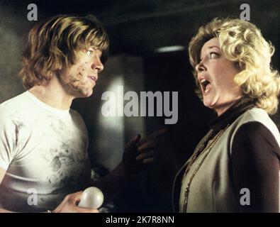 Robin Askwith Film Confessions of A Window Cleaner (UK 1974) Charaktere: Timothy Lea Regie: Val Guest 16 August 1974 **WARNUNG** dieses Foto ist nur für redaktionelle Zwecke bestimmt und unterliegt dem Urheberrecht von COLUMBIA PICTURES und/oder dem Fotografen, der von der Film or Production Company beauftragt wurde. Es kann nur durch Veröffentlichungen in Verbindung mit der Werbung für den oben genannten Film reproduziert werden. Eine obligatorische Gutschrift für COLUMBIA PICTURES ist erforderlich. Der Fotograf sollte ebenfalls angerechnet werden, wenn er bekannt ist. Ohne schriftliche Genehmigung der Film Company kann keine kommerzielle Nutzung gewährt werden. Stockfoto