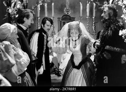 Peter Jeffrey, Sandor Eles, Ingrid Pitt & Nigel Grüner Film: Gräfin Dracula (1971) Charaktere: Captain Balogh - Oberbailli, LT. Imre Toth, Gräfin Elisabeth Nodosheen, Captain Dobi, der Schlossverwalter Regie: Peter Sasdy 31 January 1971 **WARNUNG** Dieses Foto ist nur für redaktionelle Verwendung bestimmt und unterliegt dem Copyright von RANK und/oder des Fotografen, der von der Film- oder Produktionsfirma beauftragt wurde und darf nur von Publikationen im Zusammenhang mit der Bewerbung des oben genannten Films reproduziert werden. Eine obligatorische Gutschrift für RANG ist erforderlich. Der Fotograf sollte auch bei Bekanntwerden des Fotos gutgeschrieben werden. Kein kommerzielles U Stockfoto