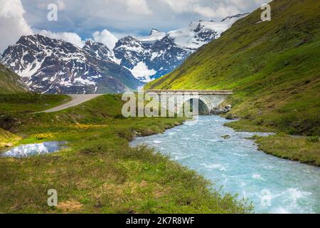 Col de l'Iseran schneebedeckte Landschaft und See Reflexion in Vanoise, Frankreich Stockfoto