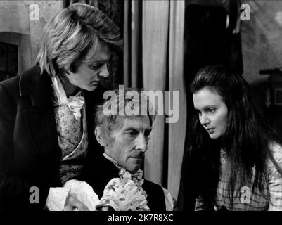 Shane Briant, Peter Cushing & Madeline Smith Film: Frankenstein Und Das Monster Aus Der Hölle (1974) Charaktere: Simon, Baron Frankenstein, Sarah Regie: Terence Fisher 01 April 1974 **WARNUNG** Dieses Foto ist nur für redaktionelle Zwecke bestimmt und unterliegt dem Copyright von HAMMERFILMEN und/oder dem Fotografen, der von der Film- oder Produktionsfirma beauftragt wurde und darf nur von Publikationen im Zusammenhang mit der Bewerbung des oben genannten Films reproduziert werden. Eine obligatorische Gutschrift für DEN HAMMER VON FILMEN ist erforderlich. Der Fotograf sollte auch bei Bekanntwerden des Fotos gutgeschrieben werden. Eine kommerzielle Nutzung kann ohne schriftliche Genehmigung fr Stockfoto