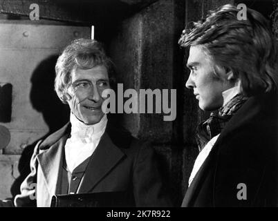 Peter Cushing & Shane Briant Film: Frankenstein Und Das Monster Aus Der Hölle (1974) Charaktere: Baron Frankenstein, Simon Regie: Terence Fisher 01 April 1974 **WARNUNG** Dieses Foto ist nur für redaktionelle Zwecke bestimmt und unterliegt dem Copyright von HAMMERFILMEN und/oder dem Fotografen, der von der Film- oder Produktionsfirma beauftragt wurde und darf nur von Publikationen im Zusammenhang mit der Bewerbung des oben genannten Films reproduziert werden. Eine obligatorische Gutschrift für DEN HAMMER VON FILMEN ist erforderlich. Der Fotograf sollte auch bei Bekanntwerden des Fotos gutgeschrieben werden. Ohne schriftliche Genehmigung der Film Company kann keine kommerzielle Nutzung gewährt werden. Stockfoto