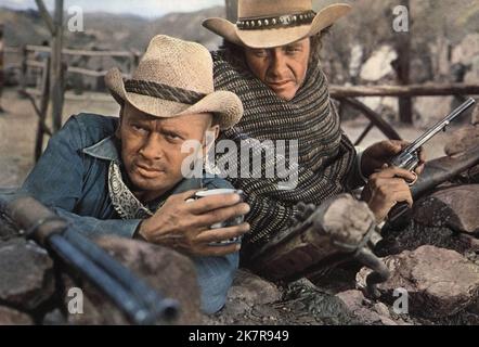 Yul Brynner & Richard Crenna Film: Catlow (USA/UK 1971) Regie: Sam Wanamaker 01 October 1971 **WARNUNG** Dieses Foto ist nur für redaktionelle Zwecke bestimmt und unterliegt dem Copyright von MGM und/oder dem Fotografen, der von der Film- oder Produktionsfirma beauftragt wurde, und kann nur von Publikationen im Zusammenhang mit der Bewerbung des oben genannten Films reproduziert werden. Eine obligatorische Gutschrift an MGM ist erforderlich. Der Fotograf sollte auch bei Bekanntwerden des Fotos gutgeschrieben werden. Ohne schriftliche Genehmigung der Film Company kann keine kommerzielle Nutzung gewährt werden. Stockfoto