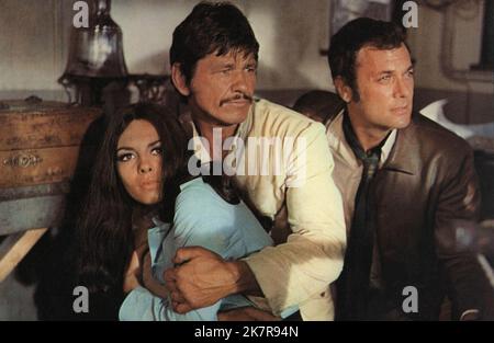 Michele Mercier, Charles Bronson & Tony Curtis Film: You Can't Win 'EM All (1979) Charaktere: ,Josh Corey & Adam Dyer Regie: Peter Collinson 24 July 1970 **WARNUNG** Dieses Foto ist nur für redaktionelle Zwecke bestimmt und unterliegt dem Copyright von COL und/oder dem von der Film- oder Produktionsfirma beauftragten Fotografen und kann nur von Publikationen im Zusammenhang mit der Bewerbung des oben genannten Films reproduziert werden. Eine obligatorische Gutschrift an SPALTE ist erforderlich. Der Fotograf sollte auch bei Bekanntwerden des Fotos gutgeschrieben werden. Ohne schriftliche Genehmigung der Film Company kann keine kommerzielle Nutzung gewährt werden. Stockfoto