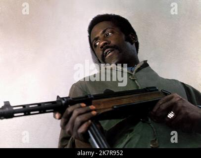 Richard Rountree Film: Shaft in Africa (USA 1973) Regie: John Guillermin 14 June 1973 **WARNUNG** Dieses Foto ist nur für redaktionelle Zwecke bestimmt und unterliegt dem Copyright von MGM und/oder dem Fotografen, der von der Film- oder Produktionsfirma beauftragt wurde, und kann nur von Publikationen im Zusammenhang mit der Bewerbung des oben genannten Films reproduziert werden. Eine obligatorische Gutschrift an MGM ist erforderlich. Der Fotograf sollte auch bei Bekanntwerden des Fotos gutgeschrieben werden. Ohne schriftliche Genehmigung der Film Company kann keine kommerzielle Nutzung gewährt werden. Stockfoto