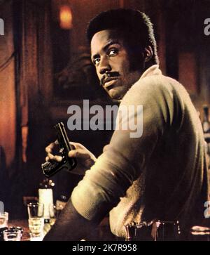 Richard Rountree Film: Shaft (USA 1971) Regie: Gordon Parks 25 June 1971 **WARNUNG** Dieses Foto ist nur für redaktionelle Zwecke bestimmt und unterliegt dem Copyright von MGM und/oder dem Fotografen, der von der Film- oder Produktionsfirma beauftragt wurde, und kann nur durch Publikationen im Zusammenhang mit der Bewerbung des oben genannten Films reproduziert werden. Eine obligatorische Gutschrift an MGM ist erforderlich. Der Fotograf sollte auch bei Bekanntwerden des Fotos gutgeschrieben werden. Ohne schriftliche Genehmigung der Film Company kann keine kommerzielle Nutzung gewährt werden. Stockfoto