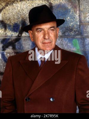 Telly Savalas Television: Kojak (TV-Serie) Charaktere: LIEUTENANT THEO KOJAK USA 1973-1978, 24. Oktober 1973 **WARNUNG** Dieses Foto ist nur für den redaktionellen Gebrauch bestimmt und unterliegt dem Copyright von CBS und/oder des Fotografen, der von der Film- oder Produktionsfirma beauftragt wurde und darf nur durch Publikationen im Zusammenhang mit der Bewerbung des oben genannten Films reproduziert werden. Eine obligatorische Gutschrift an CBS ist erforderlich. Der Fotograf sollte auch bei Bekanntwerden des Fotos gutgeschrieben werden. Ohne schriftliche Genehmigung der Film Company kann keine kommerzielle Nutzung gewährt werden. Stockfoto