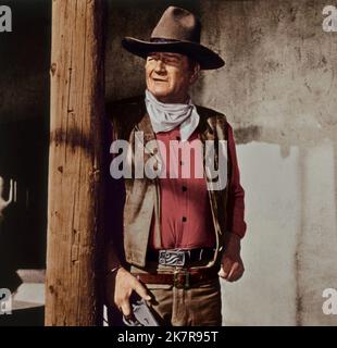 John Wayne Film: Rio Lobo (1972) Charaktere: Col. Cord McNally Regie: Howard Hawks 17 December 1970 **WARNUNG** Dieses Foto ist nur für redaktionelle Zwecke bestimmt und unterliegt dem Copyright von PARAMOUNT und/oder des Fotografen, der von der Film- oder Produktionsfirma beauftragt wurde.Es kann nur von Publikationen im Zusammenhang mit der Bewerbung des oben genannten Films reproduziert werden. Eine obligatorische Gutschrift an PARAMOUNT ist erforderlich. Der Fotograf sollte auch bei Bekanntwerden des Fotos gutgeschrieben werden. Ohne schriftliche Genehmigung der Film Company kann keine kommerzielle Nutzung gewährt werden. Stockfoto