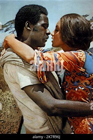 Richard Rountree & Vonette McGee Film: Shaft in Africa (USA 1973) Regie: John Guillermin 14 June 1973 **WARNUNG** Dieses Foto ist nur für redaktionelle Zwecke bestimmt und unterliegt dem Copyright von MGM und/oder dem Fotografen, der von der Film- oder Produktionsfirma beauftragt wurde, und kann nur von Publikationen im Zusammenhang mit der Bewerbung des oben genannten Films reproduziert werden. Eine obligatorische Gutschrift an MGM ist erforderlich. Der Fotograf sollte auch bei Bekanntwerden des Fotos gutgeschrieben werden. Ohne schriftliche Genehmigung der Film Company kann keine kommerzielle Nutzung gewährt werden. Stockfoto