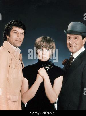 Gareth Hunt, Joanna Lumley Und Patrick Macnee Television: The New Avengers (TV-Serie) UK/CAN/Fr 1976-1977, 22. September 1976 **ACHTUNG** Dieses Foto ist nur für redaktionelle Verwendung bestimmt und unterliegt dem Copyright von IDTVSTUDIOCANAL und/oder dem von der Film- oder Produktionsfirma beauftragten Fotografen und kann nur durch Publikationen im Zusammenhang mit der Bewerbung des oben genannten Films reproduziert werden. Eine obligatorische Gutschrift an IDTVSTUDIOCANAL ist erforderlich. Der Fotograf sollte auch bei Bekanntwerden des Fotos gutgeschrieben werden. Ohne schriftliche Genehmigung der Film Company kann keine kommerzielle Nutzung gewährt werden. Stockfoto