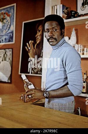 Richard Rountree Film: Shaft in Africa (USA 1973) Regie: John Guillermin 14 June 1973 **WARNUNG** Dieses Foto ist nur für redaktionelle Zwecke bestimmt und unterliegt dem Copyright von MGM und/oder dem Fotografen, der von der Film- oder Produktionsfirma beauftragt wurde, und kann nur von Publikationen im Zusammenhang mit der Bewerbung des oben genannten Films reproduziert werden. Eine obligatorische Gutschrift an MGM ist erforderlich. Der Fotograf sollte auch bei Bekanntwerden des Fotos gutgeschrieben werden. Ohne schriftliche Genehmigung der Film Company kann keine kommerzielle Nutzung gewährt werden. Stockfoto