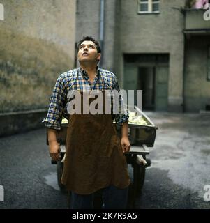 Hans Hirschmüller Film: Der Kaufmann der vier Jahreszeiten (DE 1972) Regie: Rainer Werner Fassbinder 10 February 1972 **WARNUNG** Dieses Foto ist nur für redaktionelle Verwendung bestimmt und unterliegt dem Copyright des VON der Film- oder Produktionsfirma beauftragten TANGO-FILMS und/oder des Fotografen und darf nur von Publikationen im Zusammenhang mit der Bewerbung des oben genannten Films reproduziert werden. Eine obligatorische Gutschrift für TANGO-FILM ist erforderlich. Der Fotograf sollte auch bei Bekanntwerden des Fotos gutgeschrieben werden. Ohne schriftliche Genehmigung der Film Company kann keine kommerzielle Nutzung gewährt werden. Stockfoto