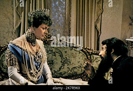 Janet Suzman & Tom Baker Film: Nichola Und Alexandra (1971) Regie: Franklin J. Schaffner 29. November 1971 **WARNUNG** Dieses Foto ist nur für redaktionelle Verwendung bestimmt und unterliegt dem Copyright von COLUMBIA PICTURES und/oder des Fotografen, der von der Film- oder Produktionsfirma beauftragt wurde und darf nur durch Publikationen im Zusammenhang mit der Bewerbung des oben genannten Films reproduziert werden. Eine obligatorische Gutschrift für COLUMBIA PICTURES ist erforderlich. Der Fotograf sollte auch bei Bekanntwerden des Fotos gutgeschrieben werden. Ohne schriftliche Genehmigung der Film Company kann keine kommerzielle Nutzung gewährt werden. Stockfoto