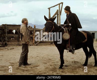 Paul Newman & Anthony Perkins Film: The Life and Times of Judge Roy Bean (USA 1972) Charaktere: Richter Roy Bean & Rev. Mr. LaSalle Regie: John Huston 15 December 1972 **WARNUNG** Dieses Foto ist nur für den redaktionellen Gebrauch und das Copyright von NATIONAL GENERAL PICT. Und/oder den Fotografen, der vom Film- oder Produktionsunternehmen beauftragt wurde und nur durch Publikationen im Zusammenhang mit der Bewerbung des oben genannten Films reproduziert werden kann. Eine obligatorische Gutschrift an DIE ALLGEMEINE nationale PICT. Ist erforderlich. Der Fotograf sollte auch bei Bekanntwerden des Fotos gutgeschrieben werden. Ohne schriftliche Genehmigung kann keine kommerzielle Nutzung gewährt werden Stockfoto