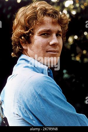 Ryan O'Neal Film: Love Story (USA 1970) Regie: Arthur Hiller 16 December 1970 **WARNUNG** Dieses Foto ist nur für redaktionelle Zwecke bestimmt und unterliegt dem Copyright von PARAMOUNT und/oder des Fotografen, der von der Film- oder Produktionsfirma beauftragt wurde und darf nur von Publikationen im Zusammenhang mit der Bewerbung des oben genannten Films reproduziert werden. Eine obligatorische Gutschrift an PARAMOUNT ist erforderlich. Der Fotograf sollte auch bei Bekanntwerden des Fotos gutgeschrieben werden. Ohne schriftliche Genehmigung der Film Company kann keine kommerzielle Nutzung gewährt werden. Stockfoto