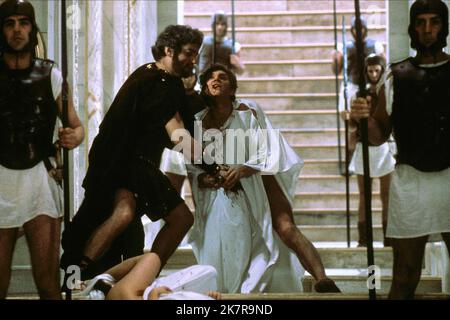 Malcolm McDowell Film Caligula (1979) Regie: Tinto Brass & Bob Guccione 14. August 1979 **WARNUNG** dieses Foto ist nur für redaktionelle Zwecke bestimmt und unterliegt dem Urheberrecht von PENTHOUSE und/oder dem Fotografen, der von der Film or Production Company beauftragt wurde. Es kann nur durch Veröffentlichungen in Verbindung mit der Werbung für den oben genannten Film reproduziert werden. Eine obligatorische Gutschrift für DAS PENTHOUSE ist erforderlich. Der Fotograf sollte ebenfalls angerechnet werden, wenn er bekannt ist. Ohne schriftliche Genehmigung der Film Company kann keine kommerzielle Nutzung gewährt werden. Stockfoto