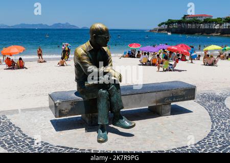 Statue von Carlos Drummond de Andrade an der Strandpromenade von CoCopena. Hommage an den berühmten brasilianischen Dichter Stockfoto