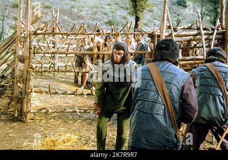 General Scene Film Battle for the Planet of the Apes (1972) Regie: J. Lee Thompson 15. Juni 1973 **WARNUNG** dieses Foto ist nur für redaktionelle Zwecke bestimmt und unterliegt dem Copyright von 20 CENTURY FOX und/oder dem Fotografen, der von der Film or Production Company beauftragt wurde. Eine obligatorische Gutschrift für 20 CENTURY FOX ist erforderlich. Der Fotograf sollte ebenfalls angerechnet werden, wenn er bekannt ist. Ohne schriftliche Genehmigung der Film Company kann keine kommerzielle Nutzung gewährt werden. Stockfoto