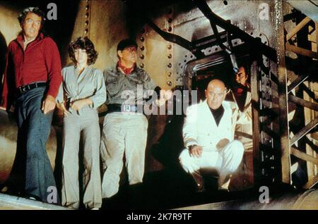 Michael Caine, Sally Field, Karl Malden & Telly Savalas Film: Beyond the Poseidon Adventure (USA 1979) Charaktere: Captain Mike Turner,Celeste Whitman,Wilbur Hubbard & Captain Stefan Svevo Regie: Irwin Allen 18 May 1979 **WARNUNG** Dieses Foto ist nur für den redaktionellen Gebrauch bestimmt und unterliegt dem Copyright von WARNER BROS. Und/oder den Fotografen, der vom Film- oder Produktionsunternehmen beauftragt wurde und nur durch Publikationen im Zusammenhang mit der Bewerbung des oben genannten Films reproduziert werden kann. Eine obligatorische Gutschrift an WARNER BROS. Ist erforderlich. Der Fotograf sollte auch bei Bekanntwerden des Fotos gutgeschrieben werden. Keine kommerzielle Nutzung c Stockfoto