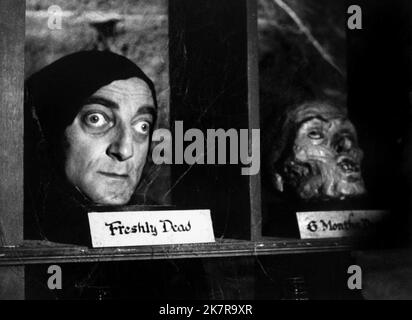 Marty Feldman Film: Young Frankenstein (USA 1974) Charaktere: Igor Regie: Mel Brooks 15 December 1974 **WARNUNG** Dieses Foto ist nur für den redaktionellen Gebrauch bestimmt und unterliegt dem Copyright von 20. CENTURY FOX und/oder des Fotografen, der von der Film- oder Produktionsfirma beauftragt wurde, und kann nur von Publikationen im Zusammenhang mit der Bewerbung des oben genannten Films reproduziert werden. Eine obligatorische Gutschrift an 20. CENTURY FOX ist erforderlich. Der Fotograf sollte auch bei Bekanntwerden des Fotos gutgeschrieben werden. Ohne schriftliche Genehmigung der Film Company kann keine kommerzielle Nutzung gewährt werden. Stockfoto