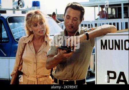 Lorraine Gary & Roy Scheider Film: JAWS 2 (USA 1978) Charaktere: Ellen Brody & Polizeichef Martin Brody Regie: Jeannot Szwarc 16 June 1978 **WARNUNG** Dieses Foto ist nur für den redaktionellen Gebrauch bestimmt und unterliegt dem Copyright von UNIVERSAL-BILDERN und/oder dem Fotografen, der von der Film- oder Produktionsfirma beauftragt wurde und darf nur von Publikationen im Zusammenhang mit der Bewerbung des oben genannten Films reproduziert werden. Eine obligatorische Gutschrift für UNIVERSELLE BILDER ist erforderlich. Der Fotograf sollte auch bei Bekanntwerden des Fotos gutgeschrieben werden. Ohne schriftliche Genehmigung der Film Company kann keine kommerzielle Nutzung gewährt werden. Stockfoto