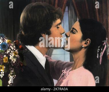 Ryan O'Neal & Ali MacGraw Film Love Story (USA 1970) Charaktere: & Jennifer Cavalleri Regie: Arthur Hiller 16. Dezember 1970 **WARNUNG** dieses Foto ist nur für redaktionelle Zwecke bestimmt und unterliegt dem Copyright von PARAMOUNT und/oder dem Fotografen, der von der Film or Production Company zugewiesen wurde. Es kann nur durch Veröffentlichungen in Verbindung mit der Werbung für den oben genannten Film reproduziert werden. Es ist eine obligatorische Gutschrift bis ÜBERGEORDNETEN BETRAG erforderlich. Der Fotograf sollte ebenfalls angerechnet werden, wenn er bekannt ist. Ohne schriftliche Genehmigung der Film Company kann keine kommerzielle Nutzung gewährt werden. Stockfoto