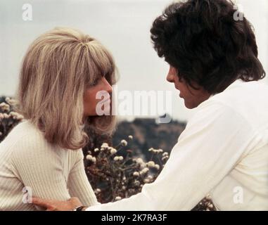 Julie Christie & Warren Beatty Film: Shampoo (USA 1975) Charaktere: Jackie Shawn & George Roundy Regie: Hal Ashby 11 February 1975 **WARNUNG** Dieses Foto ist nur für redaktionelle Verwendung bestimmt und unterliegt dem Copyright von COLUMBIA und/oder dem von der Film- oder Produktionsfirma beauftragten Fotografen und kann nur von Publikationen im Zusammenhang mit der Bewerbung des oben genannten Films reproduziert werden. Eine obligatorische Gutschrift an COLUMBIA ist erforderlich. Der Fotograf sollte auch bei Bekanntwerden des Fotos gutgeschrieben werden. Ohne schriftliche Genehmigung der Film Company kann keine kommerzielle Nutzung gewährt werden. Stockfoto