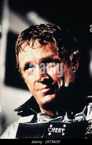 Steve McQueen Film: The Towering Inferno (USA 1974) Charaktere: Fire Chief Michael O'Hallorhan Regie: John Guillermin 16 December 1974 **WARNUNG** Dieses Foto ist nur für redaktionelle Verwendung bestimmt und unterliegt dem Copyright von 20. CENTURY FOX und/oder des Fotografen, die von der Film- oder Produktionsfirma beauftragt wurden.Es kann nur von Publikationen im Zusammenhang mit der Bewerbung des oben genannten Films reproduziert werden. Eine obligatorische Gutschrift an 20. CENTURY FOX ist erforderlich. Der Fotograf sollte auch bei Bekanntwerden des Fotos gutgeschrieben werden. Ohne schriftliche Genehmigung der Film Company kann keine kommerzielle Nutzung gewährt werden. Stockfoto