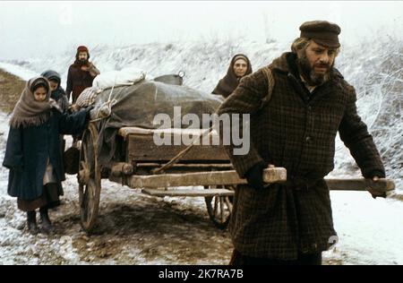 Chaim Topol Film: Fiddler auf dem Dach (USA 1971) Regie: Norman Jewison 21 October 1971 **WARNUNG** Dieses Foto ist nur für den redaktionellen Gebrauch bestimmt und unterliegt dem Copyright von UNITED ARTISTS und/oder dem Fotografen, der von der Film- oder Produktionsfirma beauftragt wurde und kann nur von Publikationen im Zusammenhang mit der Bewerbung des oben genannten Films reproduziert werden. Eine obligatorische Gutschrift für UNITED ARTISTS ist erforderlich. Der Fotograf sollte auch bei Bekanntwerden des Fotos gutgeschrieben werden. Ohne schriftliche Genehmigung der Film Company kann keine kommerzielle Nutzung gewährt werden. Stockfoto