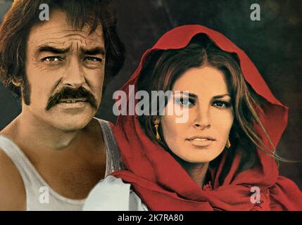 Richard Johnson & Raquel Welch Film: The Beloved; Sin; Restless (1975) Charaktere: Orestes & Elena Regie: George P. Cosmatos 17 September 1971 **WARNUNG** Dieses Foto ist nur für den redaktionellen Gebrauch bestimmt und unterliegt dem Copyright von CURTWELL PROD. Und/oder den Fotografen, der vom Film- oder Produktionsunternehmen beauftragt wurde und nur durch Publikationen im Zusammenhang mit der Bewerbung des oben genannten Films reproduziert werden kann. Eine obligatorische Gutschrift an CURTWELL PROD. Ist erforderlich. Der Fotograf sollte auch bei Bekanntwerden des Fotos gutgeschrieben werden. Ohne schriftliche Genehmigung der Film Company kann keine kommerzielle Nutzung gewährt werden. Stockfoto