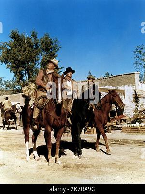 John Wayne & Patrick Wayne Film: Big Jake (1979) Regie: George Sherman 26 May 1971 **WARNUNG** Dieses Foto ist nur für redaktionelle Zwecke bestimmt und unterliegt dem Copyright von PARAMOUNT und/oder des Fotografen, der von der Film- oder Produktionsfirma beauftragt wurde und darf nur von Publikationen im Zusammenhang mit der Bewerbung des oben genannten Films reproduziert werden. Eine obligatorische Gutschrift an PARAMOUNT ist erforderlich. Der Fotograf sollte auch bei Bekanntwerden des Fotos gutgeschrieben werden. Ohne schriftliche Genehmigung der Film Company kann keine kommerzielle Nutzung gewährt werden. Stockfoto