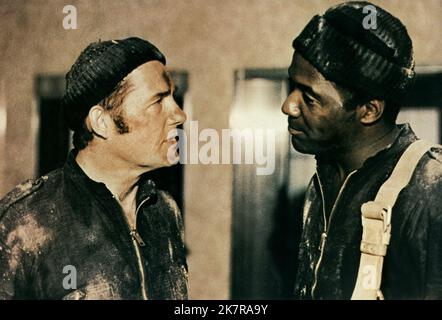 Robert Shaw & Richard Rountree Film: Diamond Shaft; Diamonds (1971) Charaktere: Charles / Earl Hodgson & Regie: Menahem Golan 22 October 1975 **WARNUNG** Dieses Foto ist nur für redaktionelle Zwecke bestimmt und unterliegt dem Copyright von EUROMAT und/oder dem Fotografen, der von der Film- oder Produktionsfirma beauftragt wurde, und kann nur durch Publikationen im Zusammenhang mit der Bewerbung des oben genannten Films reproduziert werden. Eine obligatorische Gutschrift an EUROMAT ist erforderlich. Der Fotograf sollte auch bei Bekanntwerden des Fotos gutgeschrieben werden. Ohne schriftliche Genehmigung der Film Company kann keine kommerzielle Nutzung gewährt werden. Stockfoto