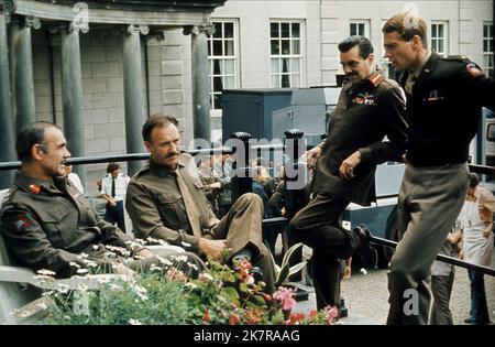 Sean Connery, Gene Hackman, Dirk Bogarde, Ryan O'Neal Film: A Bridge Too Far (UK/USA 1977) Charaktere: Maj. Gen. Robert E. Urquhart,Maj. Gen. Stanislaw F. Sosabowski, LT. Gen. Frederick A.M. Browning, Regie: Richard Attenborough 15 June 1977 **WARNUNG** Dieses Foto ist nur für den redaktionellen Gebrauch bestimmt und unterliegt dem Copyright von UNITED ARTISTS und/oder The Photographer, die von der Film oder Production Company beauftragt wurden und kann nur durch Publikationen im Zusammenhang mit der Bewerbung des oben genannten Films reproduziert werden. Eine obligatorische Gutschrift für UNITED ARTISTS ist erforderlich. Der Fotograf sollte auch bei k Stockfoto