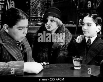 John Cassisi, Jodie Foster, Scott BAIO Film: Bugsy Malone (UK 1976) Charaktere: Fat Sam,Tallulah,Bugsy Malone Regie: Alan Parker 10 May 1976 **WARNUNG** Dieses Foto ist nur für redaktionelle Zwecke bestimmt und unterliegt dem Copyright der RANK-ORGANISATION und/oder des Fotografen, der von der Film- oder Produktionsfirma beauftragt wurde.Es kann nur von Publikationen im Zusammenhang mit der Bewerbung des oben genannten Films reproduziert werden. Eine obligatorische Gutschrift an DIE RANGORGANISATION ist erforderlich. Der Fotograf sollte auch bei Bekanntwerden des Fotos gutgeschrieben werden. Ohne schriftliche Genehmigung der Film Company kann keine kommerzielle Nutzung gewährt werden Stockfoto