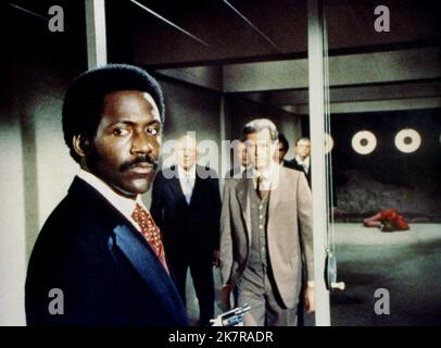 Richard Rountree & Robert Culp Television: Shaft (TV-Serie) (TV-Serie) USA 1973-1974, Regie: 09. Oktober 1973 **WARNUNG** Dieses Foto ist nur für redaktionelle Zwecke bestimmt und unterliegt dem Copyright des MGM-FERNSEHENS und/oder des Fotografen, der von der Film- oder Produktionsfirma beauftragt wurde, und kann nur durch Publikationen im Zusammenhang mit der Bewerbung des oben genannten Films reproduziert werden. Eine obligatorische Gutschrift für das MGM-FERNSEHEN ist erforderlich. Der Fotograf sollte auch bei Bekanntwerden des Fotos gutgeschrieben werden. Ohne schriftliche Genehmigung der Film Company kann keine kommerzielle Nutzung gewährt werden. Stockfoto