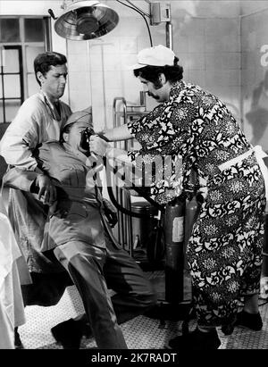 Michael Murphy, James B. Douglas, Elliott Gould Film: Mash; M*A*S*H (USA 1970) Charaktere: Capt. Ezekiel 'Me Lai' Marston IV,Col. Wallace C. Merril (nicht gutgeschrieben),Capt. John Francis Xavier „Trapper“ McIntyre Direktor: Robert Altman 25 January 1970 **WARNUNG** Dieses Foto ist nur für den redaktionellen Gebrauch bestimmt und unterliegt dem Copyright von 20. CENTURY FOX und/oder des Fotografen, der von der Film- oder Produktionsfirma beauftragt wurde, und kann nur durch Publikationen im Zusammenhang mit der Bewerbung des oben genannten Films reproduziert werden. Eine obligatorische Gutschrift an 20. CENTURY FOX ist erforderlich. Der Fotograf sollte ebenfalls gutgeschrieben werden Stockfoto