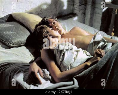 Samantha Eggar, David Hemmings Film: The Walking Stick (1970) Charaktere: Deborah Dainton,Leigh Hartley Regie: Eric bis 10. Juni 1970 **WARNUNG** Dieses Foto ist nur für redaktionelle Zwecke bestimmt und unterliegt dem Copyright von MGM und/oder dem von der Film- oder Produktionsfirma beauftragten Fotografen und kann nur durch Publikationen im Zusammenhang mit der Bewerbung des oben genannten Films reproduziert werden. Eine obligatorische Gutschrift an MGM ist erforderlich. Der Fotograf sollte auch bei Bekanntwerden des Fotos gutgeschrieben werden. Ohne schriftliche Genehmigung der Film Company kann keine kommerzielle Nutzung gewährt werden. Stockfoto