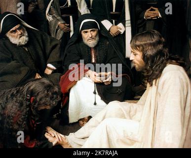 James Mason & Robert Powell Film: Jesus von Nazareth (1975) 03. April 1977 **WARNUNG** Dieses Foto ist nur für den redaktionellen Gebrauch bestimmt und unterliegt dem Copyright von ITV und/oder dem Fotografen, der von der Film- oder Produktionsfirma beauftragt wurde und darf nur durch Publikationen im Zusammenhang mit der Bewerbung des oben genannten Films reproduziert werden. Eine obligatorische Gutschrift an ITV ist erforderlich. Der Fotograf sollte auch bei Bekanntwerden des Fotos gutgeschrieben werden. Ohne schriftliche Genehmigung der Film Company kann keine kommerzielle Nutzung gewährt werden. Stockfoto