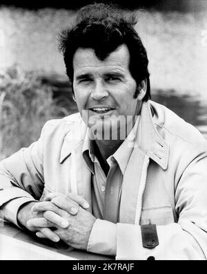 James Garner Television: The Rockford Files (TV-Serie) Charaktere: Jim Rockford USA 1974-1980, 13. September 1974 **WARNUNG** Dieses Foto ist nur für den redaktionellen Gebrauch bestimmt und unterliegt dem Copyright von NBC und/oder des Fotografen, der von der Film- oder Produktionsfirma beauftragt wurde, und kann nur durch Publikationen im Zusammenhang mit der Bewerbung des oben genannten Films reproduziert werden. Eine obligatorische Gutschrift an NBC ist erforderlich. Der Fotograf sollte auch bei Bekanntwerden des Fotos gutgeschrieben werden. Ohne schriftliche Genehmigung der Film Company kann keine kommerzielle Nutzung gewährt werden. Stockfoto