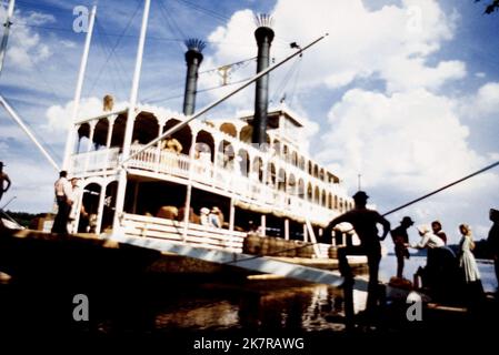 Riverboat Film: Tom Sawyer (USA 1973) Regie: Don Taylor 14 March 1973 **WARNUNG** Dieses Foto ist nur für redaktionelle Verwendung bestimmt und unterliegt dem Copyright von UNITED ARTISTS und/oder dem von der Film- oder Produktionsfirma beauftragten Fotografen und kann nur durch Publikationen im Zusammenhang mit der Bewerbung des oben genannten Films reproduziert werden. Eine obligatorische Gutschrift für UNITED ARTISTS ist erforderlich. Der Fotograf sollte auch bei Bekanntwerden des Fotos gutgeschrieben werden. Ohne schriftliche Genehmigung der Film Company kann keine kommerzielle Nutzung gewährt werden. Stockfoto