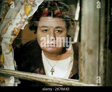 Shelley Winters Film: Der Mieter; Le Locataire (1974) Charaktere: Der Concierge Regie: Roman Polanski 26 May 1976 **WARNUNG** Dieses Foto ist nur für redaktionelle Zwecke bestimmt und unterliegt dem Copyright von PARAMOUNT und/oder des Fotografen, der von der Film- oder Produktionsfirma beauftragt wurde und darf nur von Publikationen im Zusammenhang mit der Bewerbung des oben genannten Films reproduziert werden. Eine obligatorische Gutschrift an PARAMOUNT ist erforderlich. Der Fotograf sollte auch bei Bekanntwerden des Fotos gutgeschrieben werden. Ohne schriftliche Genehmigung der Film Company kann keine kommerzielle Nutzung gewährt werden. Stockfoto