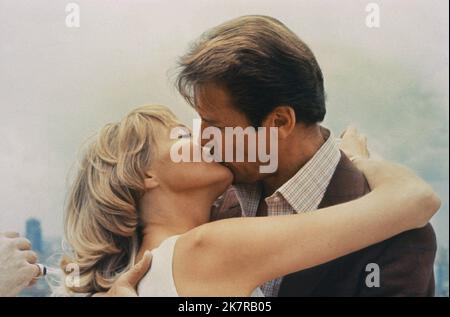 Susannah York & Roger Moore Film: Gold (UK 1974) Charaktere: Terry Steyner & Rod Slater Regie: Peter R. Hunt 05. September 1974 **WARNUNG** Dieses Foto ist nur für redaktionelle Zwecke bestimmt und unterliegt dem Copyright von AVTON-FILMEN und/oder dem Fotografen, der von der Film- oder Produktionsfirma beauftragt wurde, und kann nur von Publikationen im Zusammenhang mit der Bewerbung des oben genannten Films reproduziert werden. Eine obligatorische Gutschrift für AVTON-FILME ist erforderlich. Der Fotograf sollte auch bei Bekanntwerden des Fotos gutgeschrieben werden. Ohne schriftliche Genehmigung der Film Company kann keine kommerzielle Nutzung gewährt werden. Stockfoto