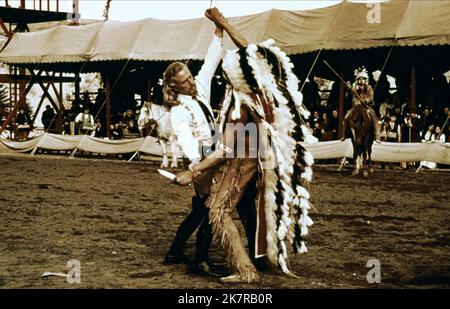 Paul Newman Film: Buffalo Bill and the Indians & or Sitting Bull'S History Lesson (USA 1976) Charaktere: The Star / William F. Cody Regie: Robert Altman 24 June 1976 **WARNUNG** Dieses Foto ist nur für den redaktionellen Gebrauch bestimmt und unterliegt dem Copyright von UNITED ARTISTS und/oder dem Fotografen, der von der Film- oder Produktionsfirma beauftragt wurde und kann nur durch Publikationen im Zusammenhang mit der Bewerbung des oben genannten Films reproduziert werden. Eine obligatorische Gutschrift für UNITED ARTISTS ist erforderlich. Der Fotograf sollte auch bei Bekanntwerden des Fotos gutgeschrieben werden. Ohne schriftliche Genehmigung des F kann keine kommerzielle Nutzung gewährt werden Stockfoto