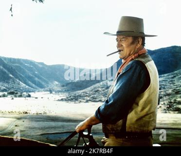 John Wayne Film: Chisum (1971) Charaktere: John Simpson Chisum Regie: Andrew V. McLaglen 24 June 1970 **WARNUNG** Dieses Foto ist nur für redaktionelle Zwecke bestimmt und unterliegt dem Copyright von WARNER BROS und/oder des Fotografen, der von der Film- oder Produktionsfirma beauftragt wurde, und kann nur durch Publikationen im Zusammenhang mit der Bewerbung des oben genannten Films reproduziert werden. Eine obligatorische Gutschrift an WARNER BROS ist erforderlich. Der Fotograf sollte auch bei Bekanntwerden des Fotos gutgeschrieben werden. Ohne schriftliche Genehmigung der Film Company kann keine kommerzielle Nutzung gewährt werden. Stockfoto