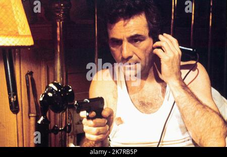 Peter Falk Film: Der billige Detektiv (USA 1978) Charaktere: Lou Peckinpaugh Regie: Robert Moore 09 June 1978 **WARNUNG** Dieses Foto ist nur für redaktionelle Zwecke bestimmt und unterliegt dem Copyright von COLUMBIA PICTURES und/oder des Fotografen, der von der Film- oder Produktionsfirma beauftragt wurde und darf nur von Publikationen im Zusammenhang mit der Bewerbung des oben genannten Films reproduziert werden. Eine obligatorische Gutschrift für COLUMBIA PICTURES ist erforderlich. Der Fotograf sollte auch bei Bekanntwerden des Fotos gutgeschrieben werden. Ohne schriftliche Genehmigung der Film Company kann keine kommerzielle Nutzung gewährt werden. Stockfoto