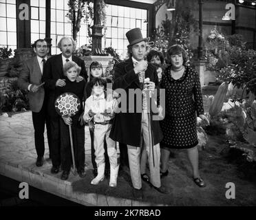 Leonard Stone, Jack Albertson, Peter Ostrum, Denise Nickerson, Paris Themmen, Gene Wilder, Nora Dodo Denney, Julie Dawn Cole & Ursula Reit Film: Willy Wonka & The Chocolate Factory (USA 1971) Regie: Mel Stuart 30 June 1971 **WARNUNG** Dieses Foto ist nur für den redaktionellen Gebrauch bestimmt und unterliegt dem Copyright von WARNER BROS. Und/oder den Fotografen, der vom Film- oder Produktionsunternehmen beauftragt wurde und nur durch Publikationen im Zusammenhang mit der Bewerbung des oben genannten Films reproduziert werden kann. Eine obligatorische Gutschrift an WARNER BROS. Ist erforderlich. Der Fotograf sollte auch bei Bekanntwerden des Fotos gutgeschrieben werden. Kein kommerzielles U Stockfoto