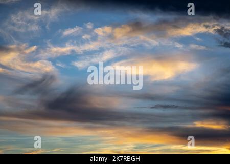 Sonnenaufgang dramatischer Himmel mit Wolken in einer Reihe, bunte Wolkenlandschaft Stockfoto