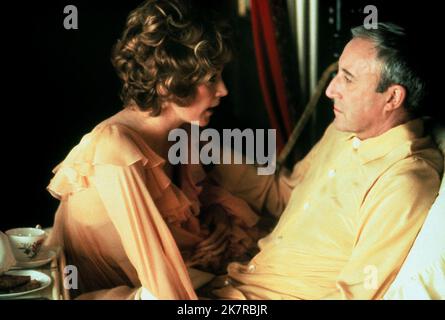 Shirley MacLaine & Peter Sellers Film Being There (1979) Charaktere: Eve Rand & Chance Regie: Hal Ashby 25. Juni 1979 **WARNUNG** dieses Foto ist nur für redaktionelle Zwecke bestimmt und unterliegt dem Urheberrecht von LORIMAR und/oder dem Fotografen, der von der Film- oder Produktionsgesellschaft beauftragt wurde. Es kann nur durch Veröffentlichungen in Verbindung mit der Werbung für den oben genannten Film reproduziert werden. Eine obligatorische Gutschrift an LORIMAR ist erforderlich. Der Fotograf sollte ebenfalls angerechnet werden, wenn er bekannt ist. Ohne schriftliche Genehmigung der Film Company kann keine kommerzielle Nutzung gewährt werden. Stockfoto