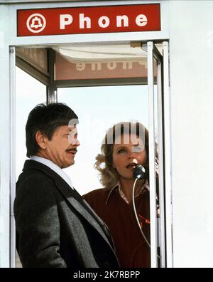 Charles Bronson & Lee Remick Film: Telefon (1977) Charaktere: Major Grigori Borzov & Barbara Regie: Don Siegel 16 December 1977 **WARNUNG** Dieses Foto ist nur für redaktionelle Verwendung bestimmt und unterliegt dem Copyright von MGM und/oder dem von der Film- oder Produktionsfirma beauftragten Fotografen und kann nur durch Publikationen im Zusammenhang mit der Bewerbung des oben genannten Films reproduziert werden. Eine obligatorische Gutschrift an MGM ist erforderlich. Der Fotograf sollte auch bei Bekanntwerden des Fotos gutgeschrieben werden. Ohne schriftliche Genehmigung der Film Company kann keine kommerzielle Nutzung gewährt werden. Stockfoto